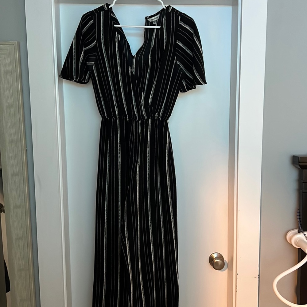 Wide leg jumpsuit size small! Has stretch under bust area. Navy blue and white
